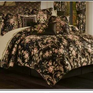 Elegant Floral Comforter Set in Black and Pink